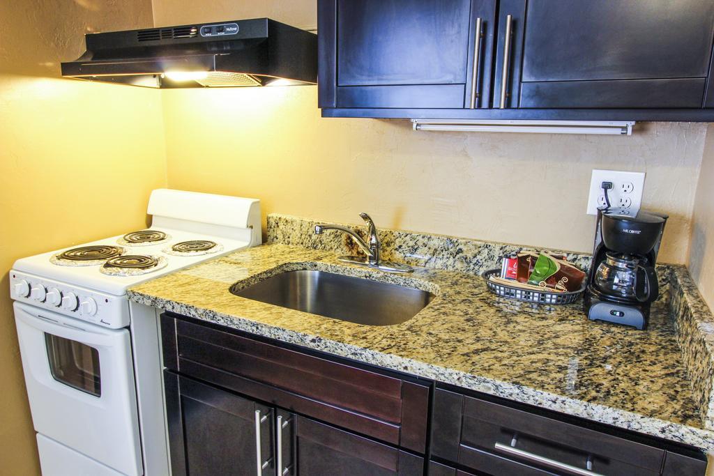 Oceans Beach Resort & Suites Помпано Бийч Екстериор снимка