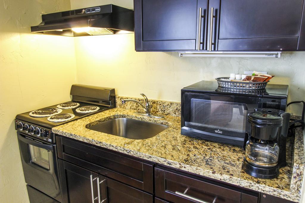 Oceans Beach Resort & Suites Помпано Бийч Екстериор снимка