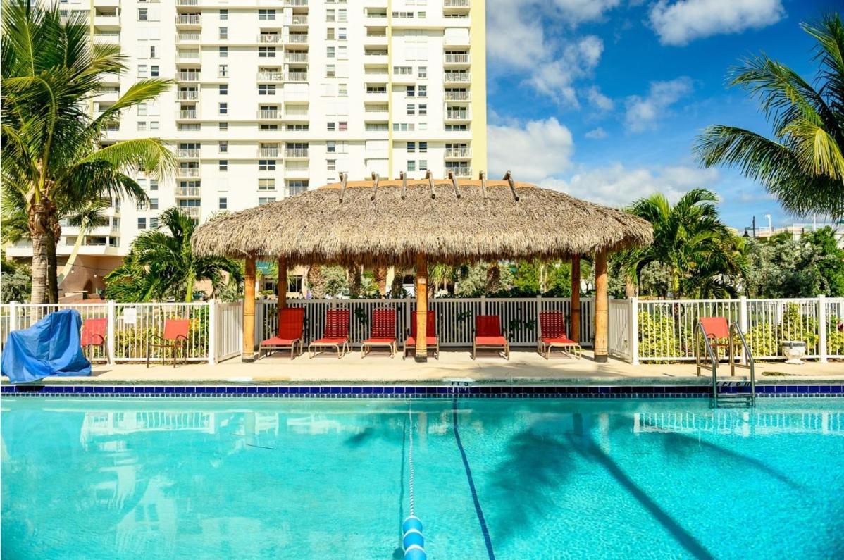 Oceans Beach Resort & Suites Помпано Бийч Екстериор снимка