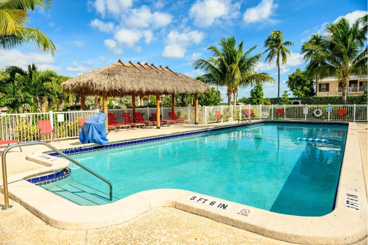 Oceans Beach Resort & Suites Помпано Бийч Екстериор снимка